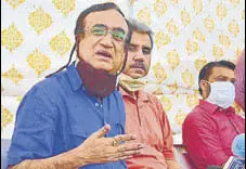  ?? HT PHOTO ?? Congress leader Ajay Maken addresses a press conference outside the Fairmont Hotel in Jaipur on Sunday.