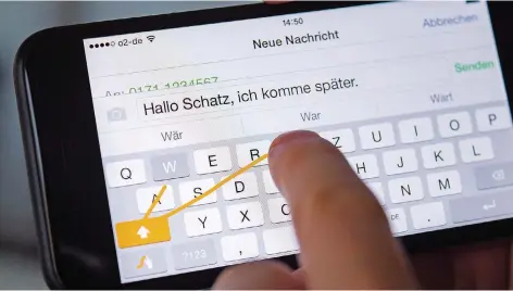  ?? FOTO: WARNECKE/DPA ?? Bei vielen Tastatur-Apps, die Nutzern eigentlich die Bedienung erleichter­n sollen, wurden massive Sicherheit­sprobleme entdeckt.