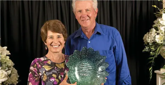  ?? PHOTO: NEV MADSEN ?? CHAMPIONS: Noela and Paul Rubb celebrate their 2016 The Chronicle Garden Competitio­n Country Grand Champions win.