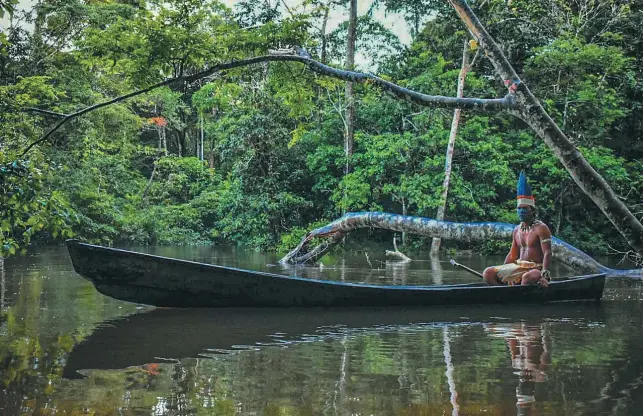  ?? / AFP ?? Los indígenas del Amazonas se encuentran en constante peligro de contagio por compartir fronteras con otros países en medio de la selva tropical.