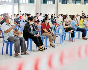  ?? HONG MENEA ?? People waiting to receive booster shots in Phnom Penh’s Chroy Changvar district in January.