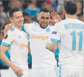  ??  ?? Payet, clave Celebra el 1-0 con Thauvin (izquierda), a quien dio el gol, y Mitroglou FOTO: EFE