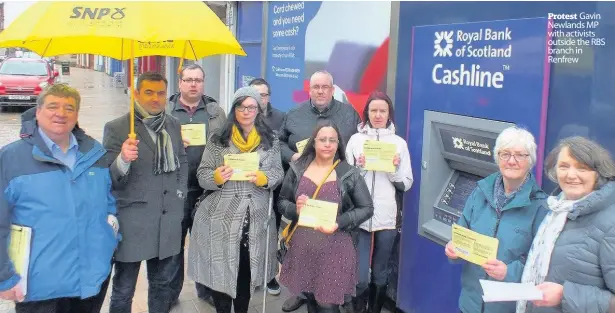  ??  ?? Protest Gavin Newlands MP with activists outside the RBS branch in Renfrew