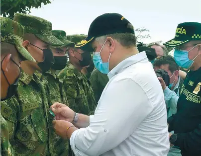  ?? / AFP ?? El presidente Duque condecoró a los miembros de la Fuerza Pública que capturaron a “Otoniel”.