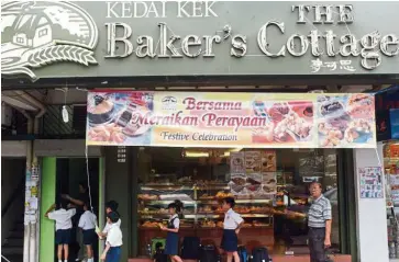  ??  ?? Positive synergies: A Baker’s Cottage outlet in Petaling Jaya. On Monday, Leong Hup Internatio­nal entered into three related party transactio­ns to acquire The Baker’s Cottage for Rm20mil cash.