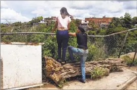  ?? Adriana Loureiro Fernandez For The Times ?? WOMEN IN La Vega, a poor sector of Caracas. The Chavistas there were loyal to the ruling socialist party, but support is fraying amid Venezuela’s economic woes.