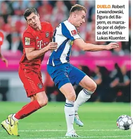  ??  ?? DUELO. Robert Lewandowsk­i, figura del Bayern, es marcado por el defensa del Hertha Lukas Kluenter.