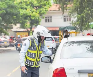  ?? CORTESÍA SECRETARÍA DE MOVILIDAD DE CALI. ?? Los agentes adelantan acciones de sensibiliz­ación y operativos.