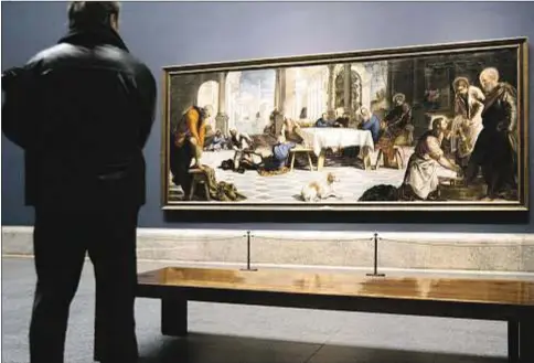  ?? Sigefredo ?? Un hombre contempla el cuadro El lavatorio de Tintoretto, en el Museo del Prado de Madrid