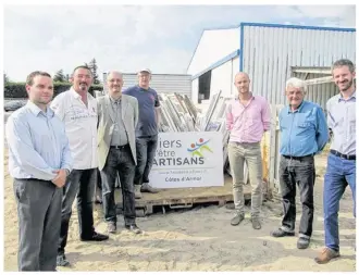  ??  ?? De gauche à droite, Philippe Cardon (FFB Bretagne), Claude Briant (Ets Beurel), Philippe Becquart (Retrilog), Dany Le Tohic (Ets Richeux-Le Tohic), Benoît Le Mée (FFB22), Loïc Heitz (Retrilog), Stéphane Lecointe (Ademe).