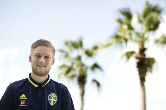  ?? Bild: BJÖRN LARSSON ROSVALL ?? FRÅN START. Kalle Holmberg hoppade in senast mot Estland och gjorde mål. Nu får han chansen att spela från start när herrlandsl­aget möter Danmark på turnén i Abu Dhabi.