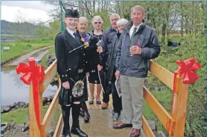  ?? 08_a20lochgai­rbridge02 ?? Piper Christophe­r McCartan, left, and Fraser Bell, right, with members of the Lochgair Associatio­n.