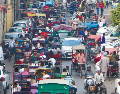  ??  ?? Nova Deli, onde circulam mais de 10 milhões de automóveis por dia, é conhecida pelo seu trânsito caótico