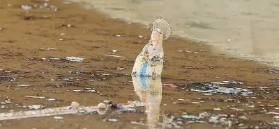  ?? (foto Sestini) ?? Simboli Uno degli oggetti religiosi finiti nell’acqua e nel fango a Mandelieul­a-Napoule, comune francese di circa 22 mila abitanti, dopo l’alluvione che ha colpito la Costa Azzurra nella notte tra sabato e domenica