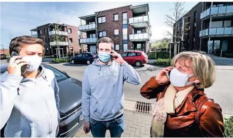  ?? RP-FOTO: GOTTFRIED EVERS ?? Marlies Pool (r.) mit zwei Bewohnern des Hauses Am Nierspark 51, die sich mit ihrem Handy behelfen müssen.