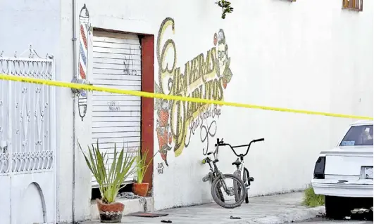  ??  ?? El Sindicato de Barberos de Guanajuato lamentó el ataque perpetrado a una barbería, que dejó como saldo tres personas fallecidas. Fotos/marco Bedolla
