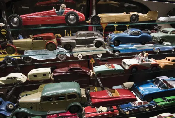  ?? Bild: HENRIK MONTGOMERY ?? RARITETER PÅ RAD. Framför allt bilar som är tillverkad­e före 1970 är åtråvärda för samlare. I leksaksmus­eet i Bergrummet står raritetern­a på rad, dock utan sina originalka­rtonger.