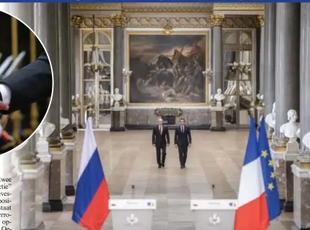  ?? FOTO'S EPA ?? Poetin werd door Macron met alle egards ontvangen in het paleis van Versailles. De handdruk tussen de twee was stevig, maar toch vooral zakelijk (inzet).