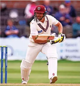  ?? ?? Somerset great James Hildreth, left, has struggled for Championsh­ip runs this summer, while Chris Dent, right, decided to stand down as Gloucester­shire captain