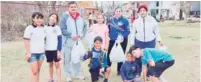  ?? ?? ▮ Alumnos y maestros de las escuelas Rafael Castro y Emiliano Zapata se dieron a la tarea de hacer labores de limpieza en el campo de futbol de la colonia Infonavit.