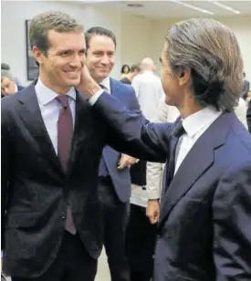  ?? Foto: Efe ?? Aznar da una palmada cariñosa a Casado antes de comparecer.