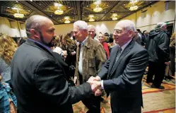  ?? LUIS SÁNCHEZ SATURNO/THE NEW MEXICAN ?? Joseph Talachy, governor of Pojoaque Pueblo, congratula­tes Mayor Alan Webber after his inaugurati­on Monday at the Santa Fe Community Convention Center.