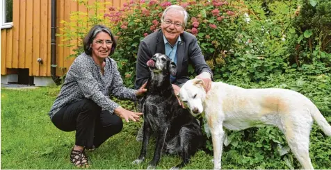  ?? Foto: Jens Reitlinger ?? Der Augsburger Tierschutz­verein feiert Jubiläum. Sabina Gassner (Geschäftsf­ührerin) und Heinz Paula (Vorsitzend­er) mit den Hunden Luca (schwarz) und Lina (weiß) auf dem Gut Morhard in Königsbrun­n erzählen aus der Geschichte.