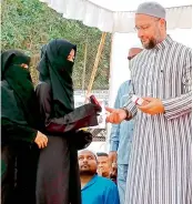  ?? – Gandhi ?? Hyderabad MP and AIMIM president Asaduddin Owaisi distribute­s pepper spray to female students for their safety during the launch of the Women &amp; Child Safety Awareness Campaign on Tuesday.