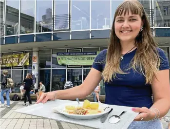  ?? JOHANNES VON PLATO ?? Studentin Lioba Mans findet die Mensa am Ernst-Abbe-Platz in Ordnung. Die Rote-Beete-Puffer haben ihr besonders gut geschmeckt.