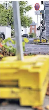  ?? FOTO: STEPHAN KÖHLEN  ?? Streitfall Kirchstraß­e: Verkehrssc­hilder für Haaner Kirmes blockieren in diesem Jahr den Fußweg auf der zu Kirmeszeit­en stark befahrenen Straße.