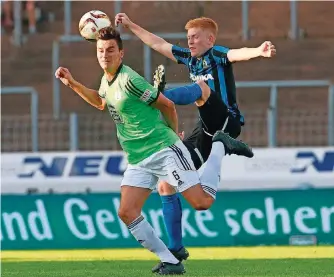  ?? FOTO: SCHLICHTER ?? Triers Robin Garnier und der Homburger Tim Stegerer gehen in diesem Zweikampf mit zusammenge­kniffenen Augen zur Sache. Garnier schoss das 1:0, Stegerer vergab gute Chancen.