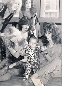  ?? ?? Arlene Phillips, right, with daughter Alana and her Hot Gossip dancers including Debbie Ash in 1980