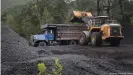  ??  ?? Verladung von Kohle an einer Mine im US-Bundesstaa­t Kentucky: Energiefor­m ohne Zukunft?