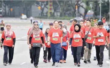  ??  ?? Mohamaddin (centre) joins the U-Pustaka Bookworm Run 2019 at Dataran Merdeka. — Bernama photos