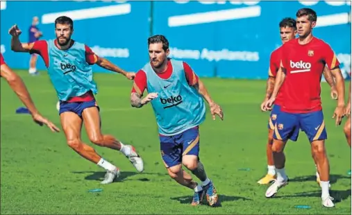  ??  ?? Messi, en el entrenamie­nto de ayer en la Ciutat Esportiva con Piqué por detrás.