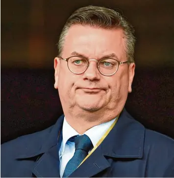  ?? Foto: Uwe Anspach, dpa ?? Reinhard Grindel wusste nichts von dem Schreiben, das an die Bundesliga­vereine geschickt wurde. Noch dazu war er mit dessen Inhalt nicht einverstan­den.