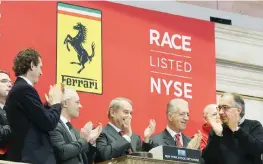  ??  ?? La Ferrari a Wall Street: da destra Marchionne, Piero Ferrari, Felisa, l’ultimo a sinistra è Elkann.