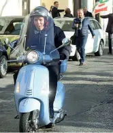  ??  ?? In scooter Matteo Renzi, 44 anni, arriva al seggio per votare