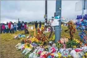  ?? DREW ANTHONY SMITH / THE NEW YORK TIMES ?? A makeshift memorial is pictured Sunday near the First Baptist Church in Sutherland Springs, Texas, which has been transforme­d into a memorial to honor those who died. After a gunman killed 26 at the Baptist church, parishione­rs gathered at a nearby...