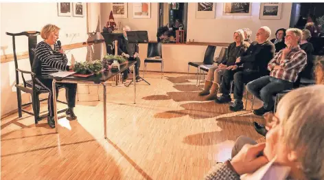  ?? RP-FOTO: JÜRGEN LAASER ?? Gitta Theissen-Werner trägt in der Wegberger Mühle die Geschichte „Kaffee im Schokko“vor.