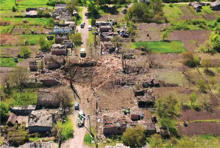  ?? REUTERS ?? El impacto de un misil deja un agujero enorme en una zona de casas en la región de Donetsk