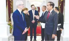  ?? AFPPIC/ INDONESIA’S PRESIDENTI­AL PALACE ?? Jokowi speaking with Cook at the Merdeka Palace in Jakarta.
–