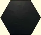  ??  ?? Le sol de la salle de bains est recouvert d’un carrelage noir de forme hexagonale.