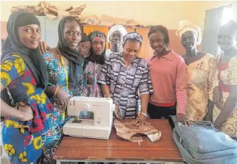  ?? FOTO: WEISSE VÄTER ?? Für Mädchen und Frauen in Mali konnten dank der Spenden von Lesern der Schwäbisch­en Zeitung Nähmaschin­en gekauft werden.