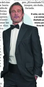  ??  ?? El actor, con moño y un esmoquin diseñado por él mismo para la firma Brioni