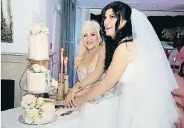  ?? ?? Casament Somantha Fox i Linda Olsen tallant el pastís nupcial. A sota, després de ser declarades mullers