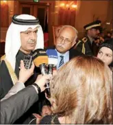  ??  ?? السفير حمد آل حنزاب متحدثا الى الصحافيين