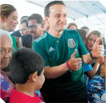  ?? / FOTO: CUARTOSCUR­O ?? El nuevo directivo ha demostrado su pasión por la Selección Mexicana de futbol.
