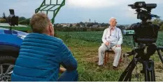  ??  ?? Filmemache­r Timian Hopf interviewt Günther Barisch beim gemeinsame­n Besuch in Polen. Im Hintergrun­d seine Heimatstad­t, das ehemalige Zülz.