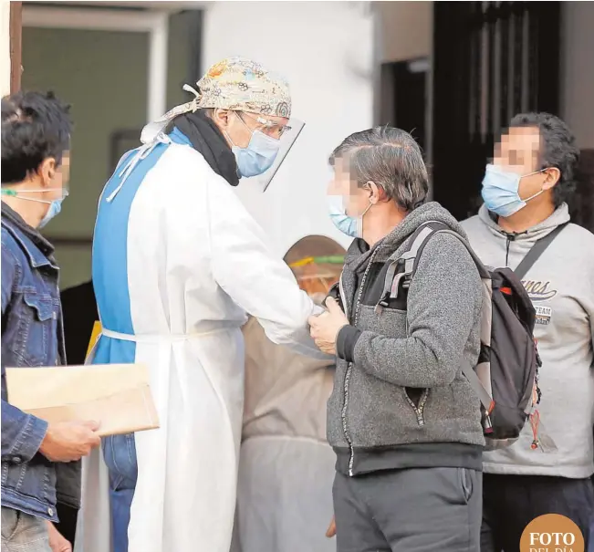  ??  ?? Un voluntario del comedor de Pagés del Corro saluda a uno de los usuarios del centro social